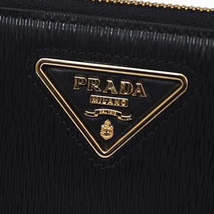Μαύρο πορτοφόλι Prada από δέρμα μοσχαριού