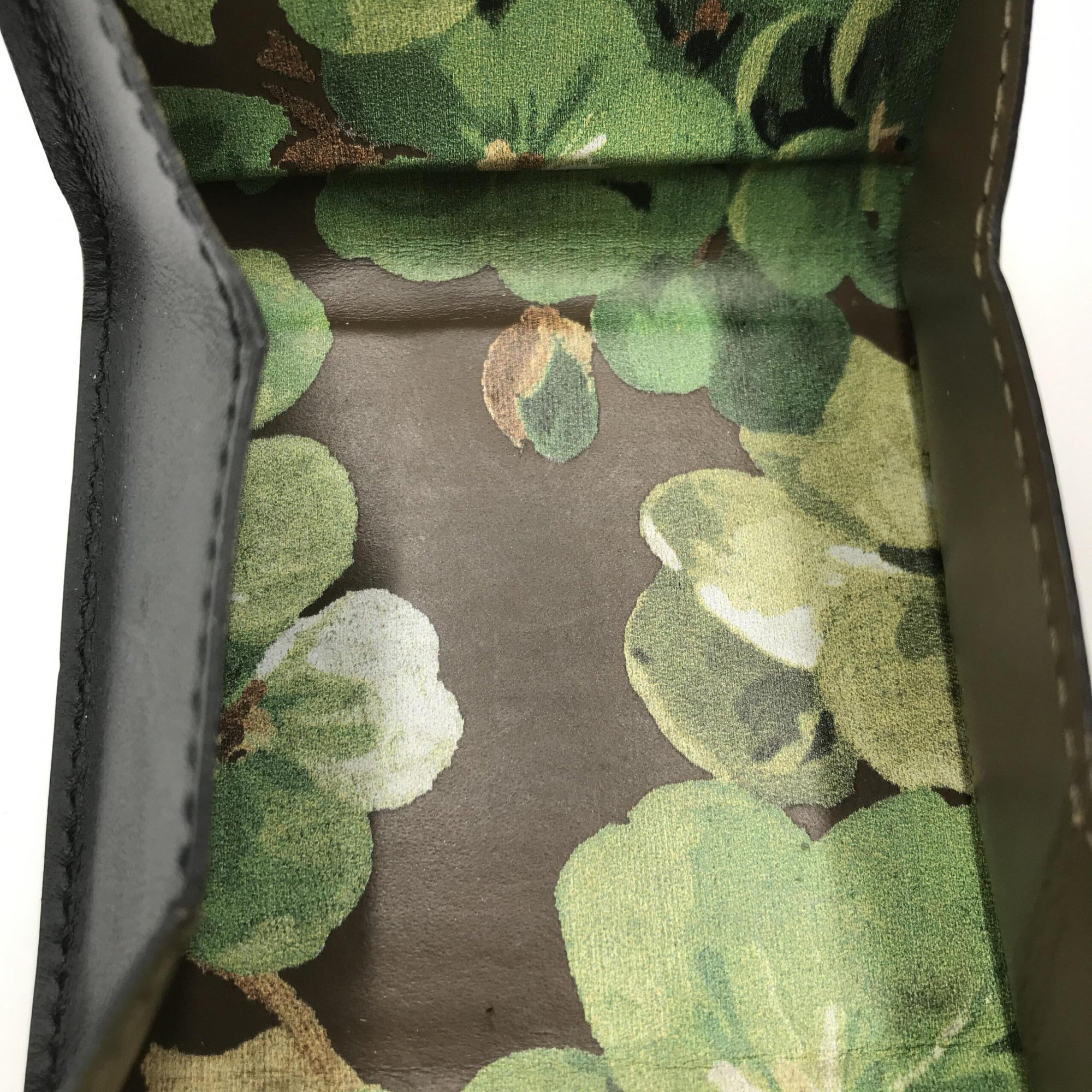 Συμπαγές δερμάτινο πορτοφόλι Gucci με κομψό σχέδιο