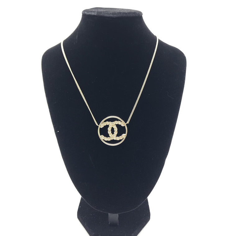 Κολιέ Chanel με μενταγιόν CC σε χρυσή απόχρωση