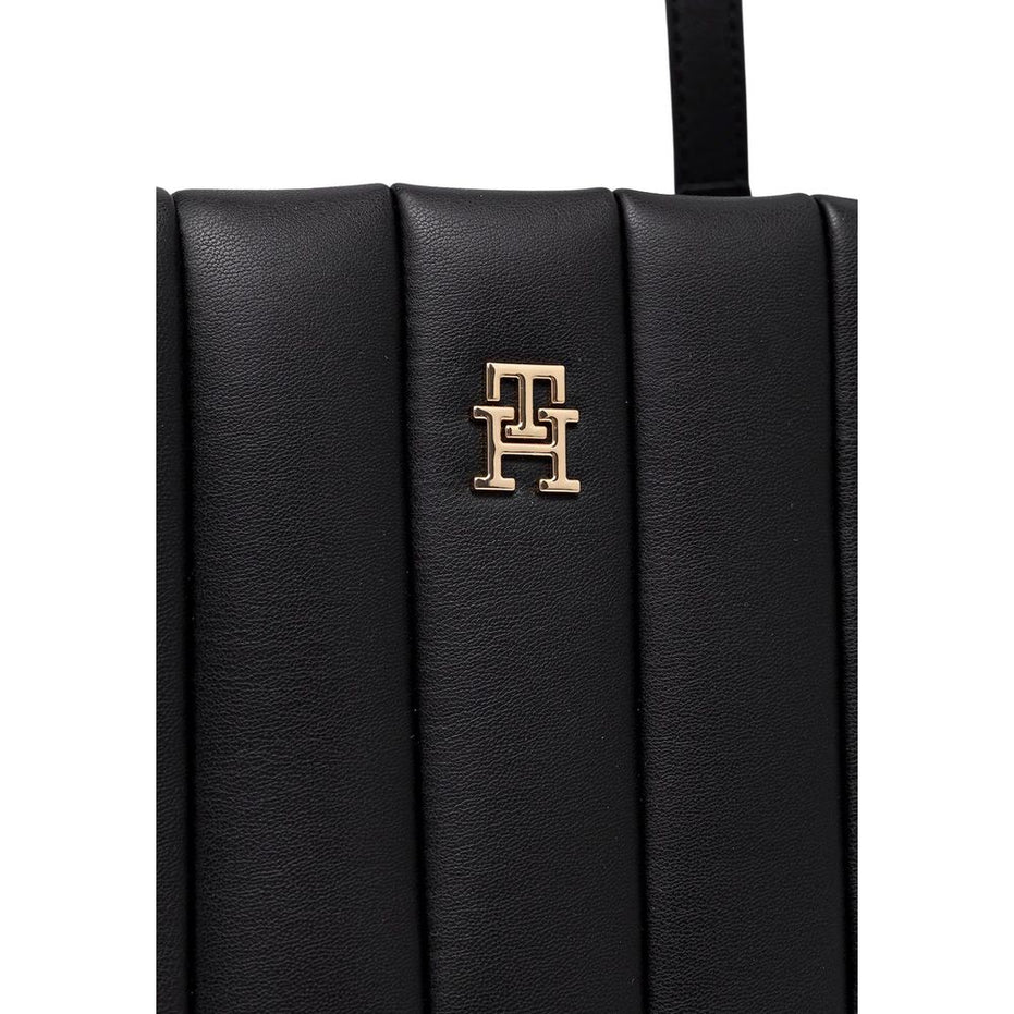 Τσάντα χειρός Tommy Hilfiger από μαύρο πολυαιθυλένιο