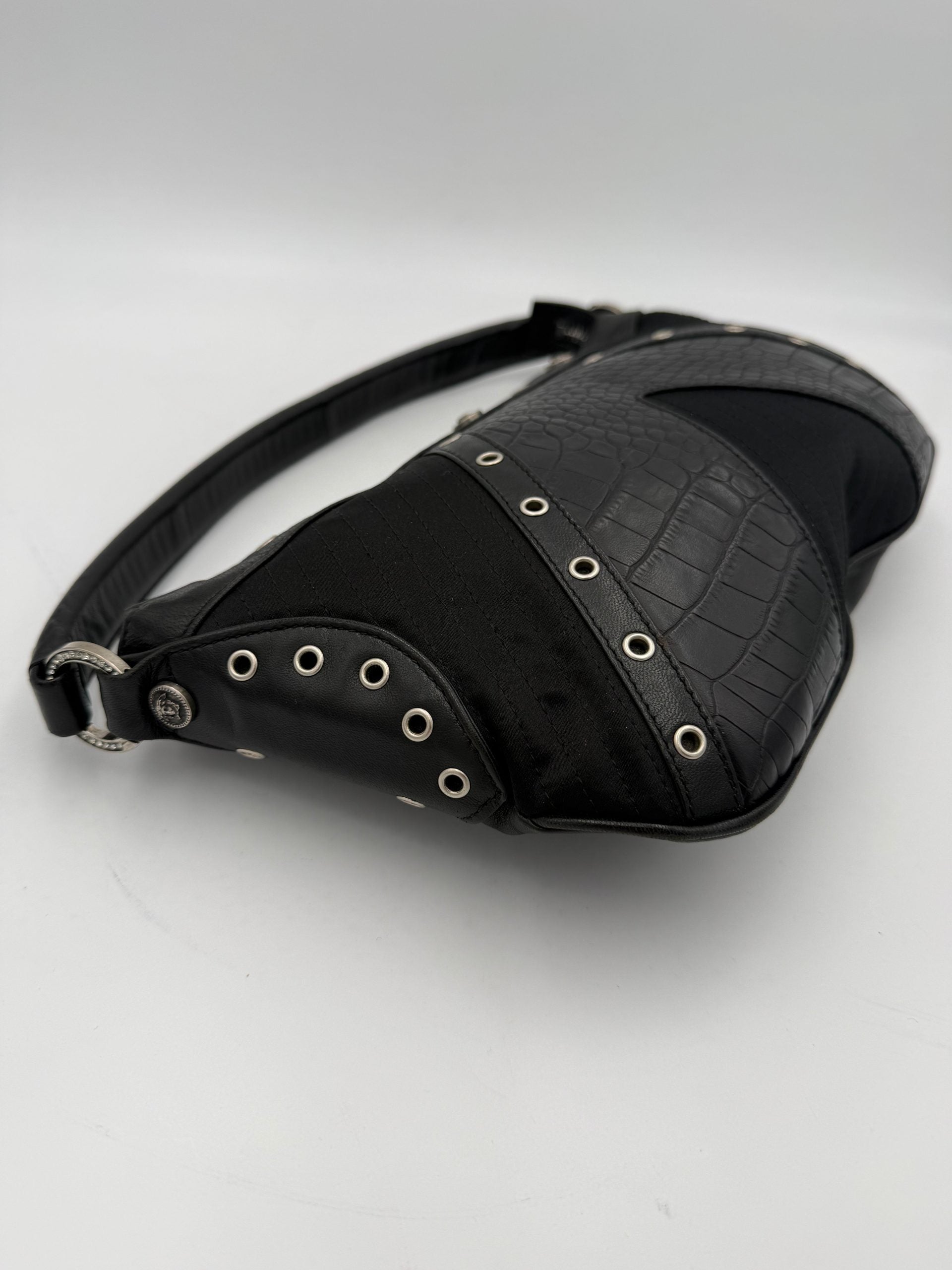 Versace Τσάντα Ώμου Versace από Δέρμα με Μεταλλικές Λεπτομέρειες