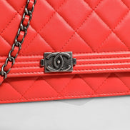 Πορτοφόλι με Αλυσίδα Chanel Boy Κόκκινο από Δέρμα Αρνιού
