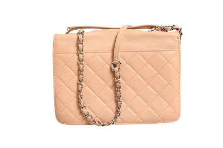 Μικρή τσάντα Chanel από καπιτονέ δέρμα κατσίκας με κούμπωμα CC