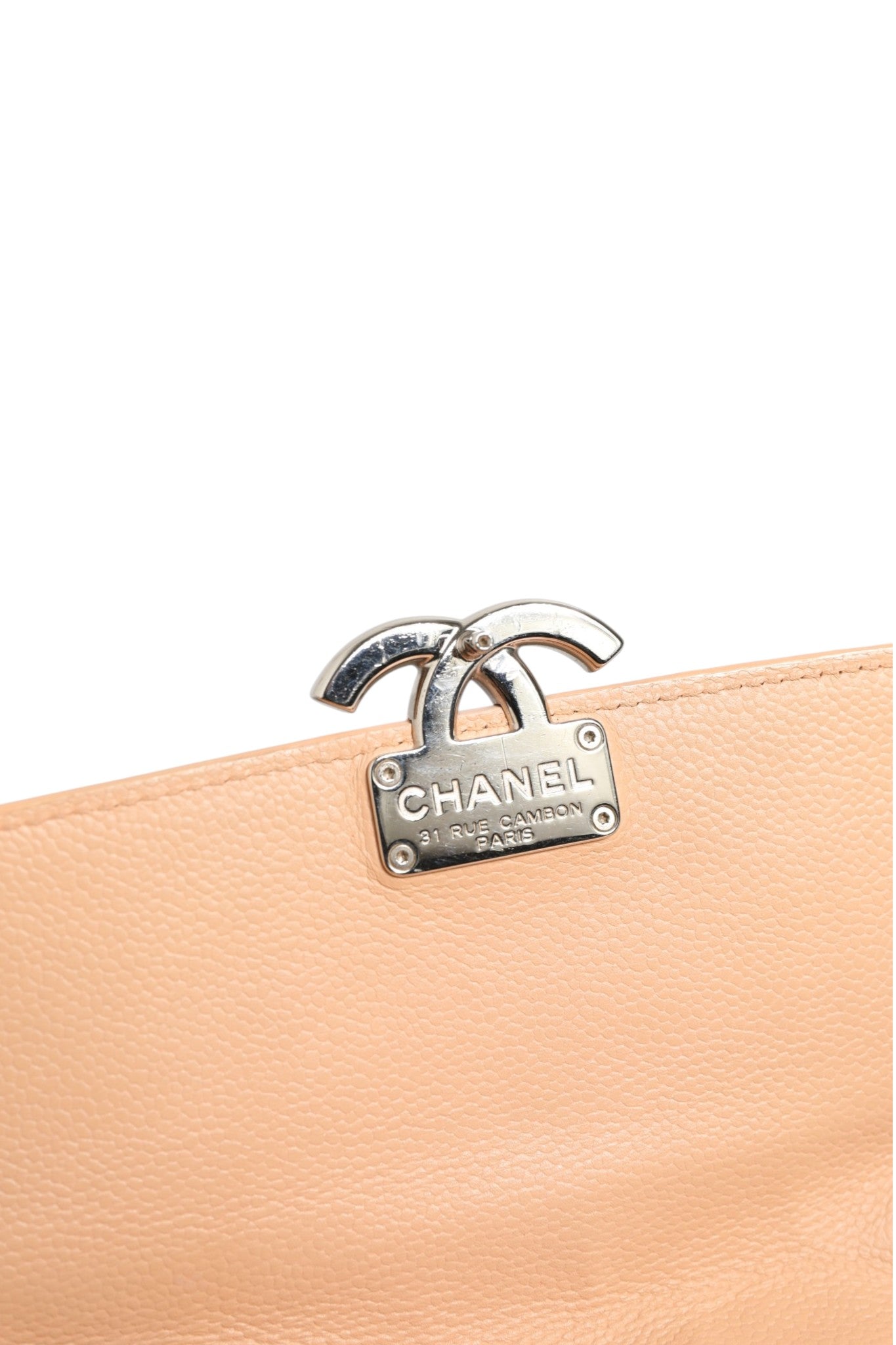 Μικρή τσάντα Chanel από καπιτονέ δέρμα κατσίκας με κούμπωμα CC