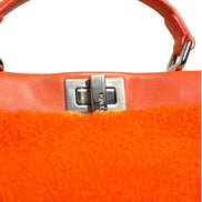 Μίνι τσάντα χειρός Peekaboo με πορτοκαλί δέρμα και shearling Fendi  