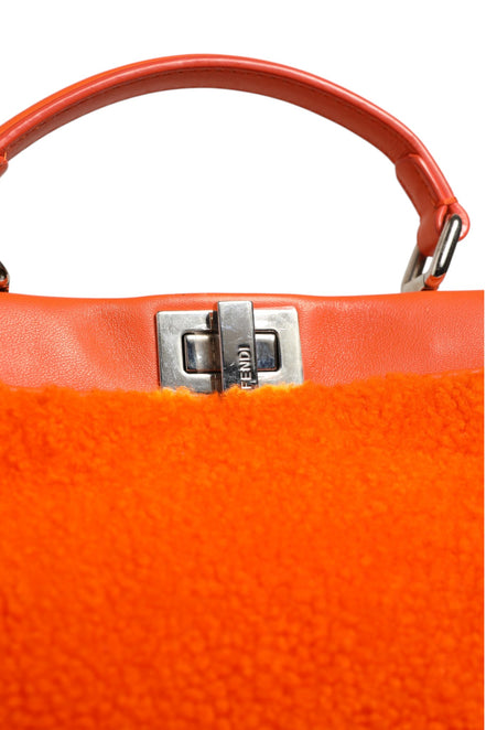 Μίνι τσάντα χειρός Peekaboo με πορτοκαλί δέρμα και shearling Fendi  