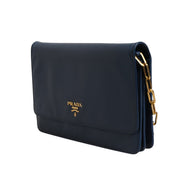 Πορτοφόλι clutch με αλυσίδα από μπλε δέρμα Saffiano Prada  