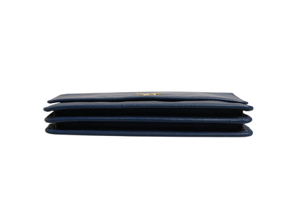Πορτοφόλι clutch με αλυσίδα από μπλε δέρμα Saffiano Prada  