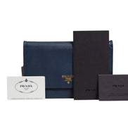 Πορτοφόλι clutch με αλυσίδα από μπλε δέρμα Saffiano Prada  