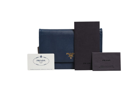 Πορτοφόλι clutch με αλυσίδα από μπλε δέρμα Saffiano Prada  