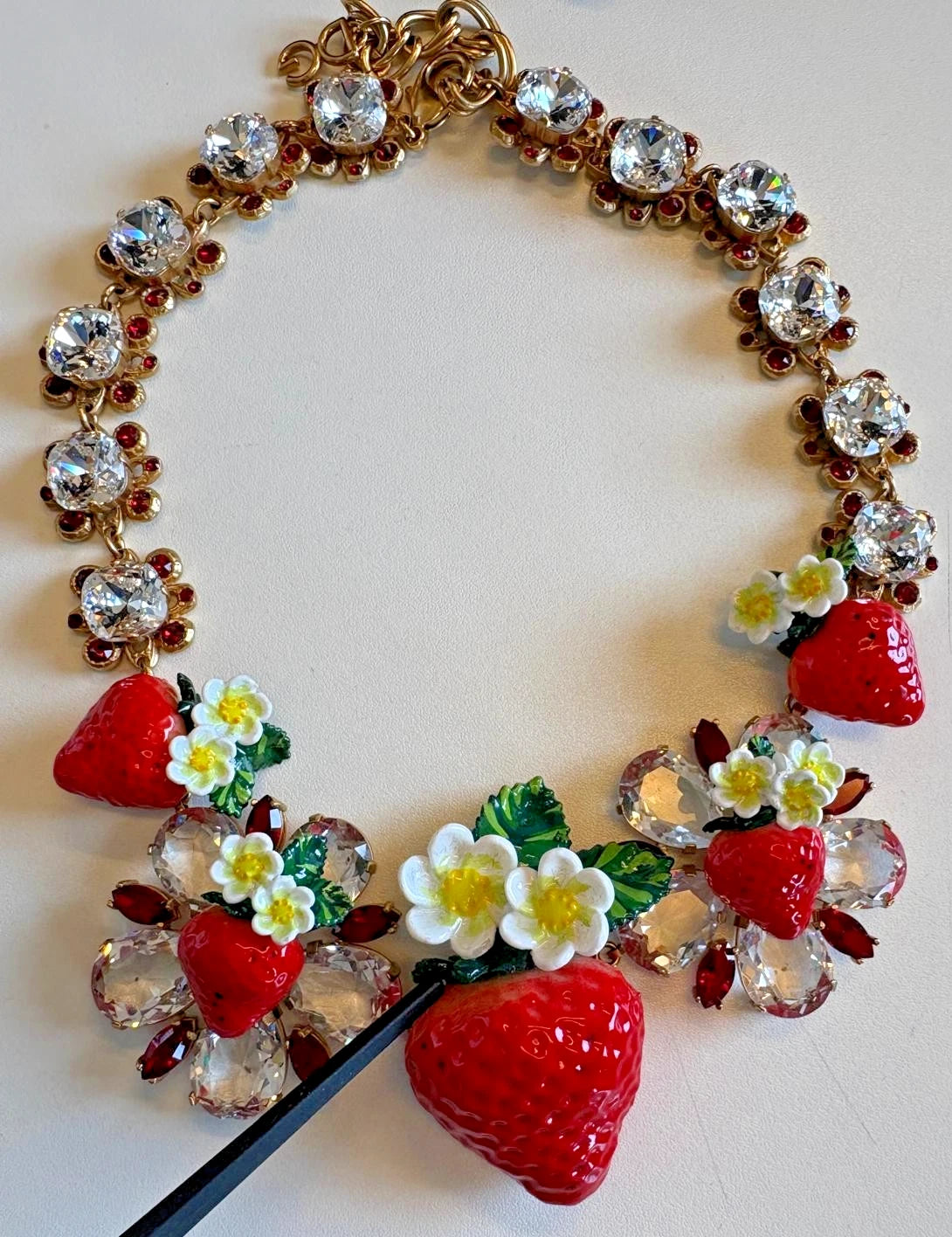 Dolce & Gabbana Χρυσό Ορειχάλκινο Κολιέ με Κρεμαστά ΦΡΟΥΤΑ, Λουλούδια και Λογότυπο με Κρύσταλλα