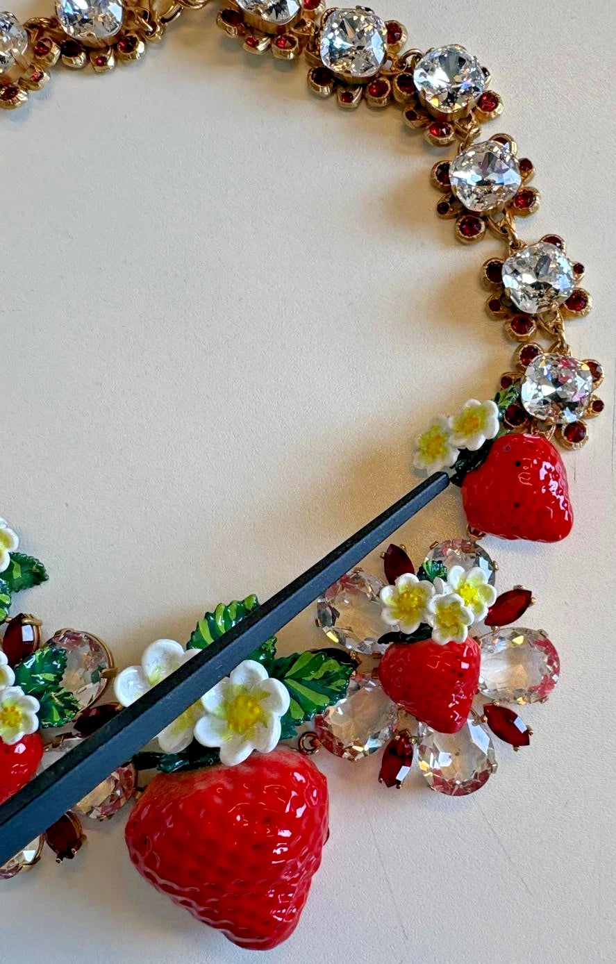 Dolce & Gabbana Χρυσό Ορειχάλκινο Κολιέ με Κρεμαστά ΦΡΟΥΤΑ, Λουλούδια και Λογότυπο με Κρύσταλλα