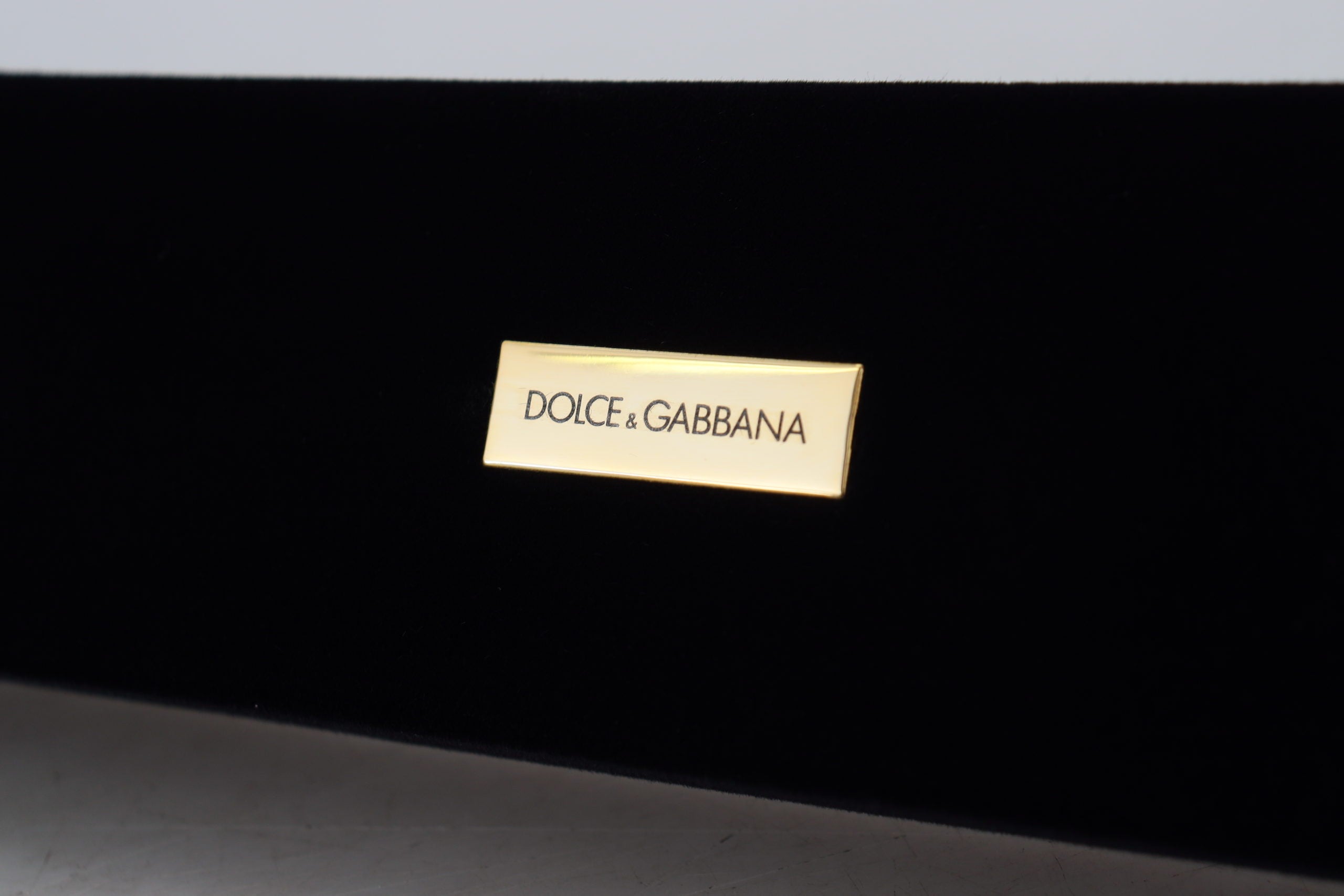 Dolce & Gabbana Μαύρο Βελούδινο Κουτί Αποθήκευσης Κοσμημάτων με Μεταλλική Πινακίδα Λογότυπου