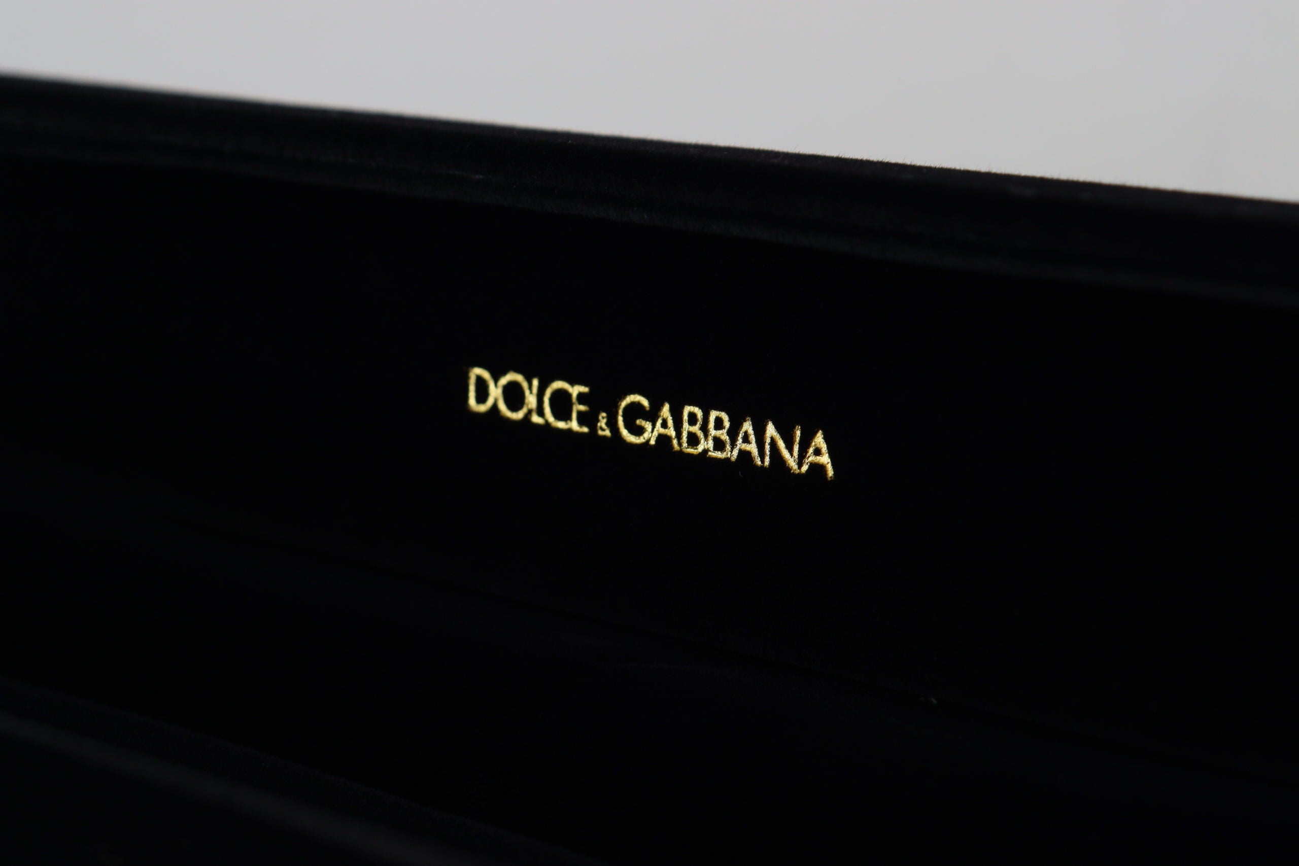 Dolce & Gabbana Μαύρο Βελούδινο Κουτί Αποθήκευσης Κοσμημάτων με Μεταλλική Πινακίδα Λογότυπου