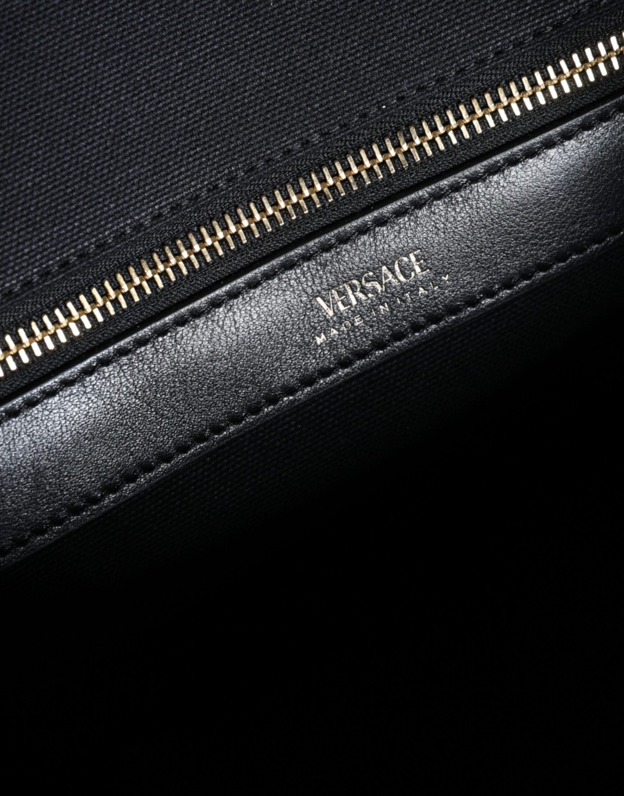 Τσάντα Versace Μαύρη Tote Χιαστί με Λαβή, από Καμβά και Δέρμα, με Λογότυπο