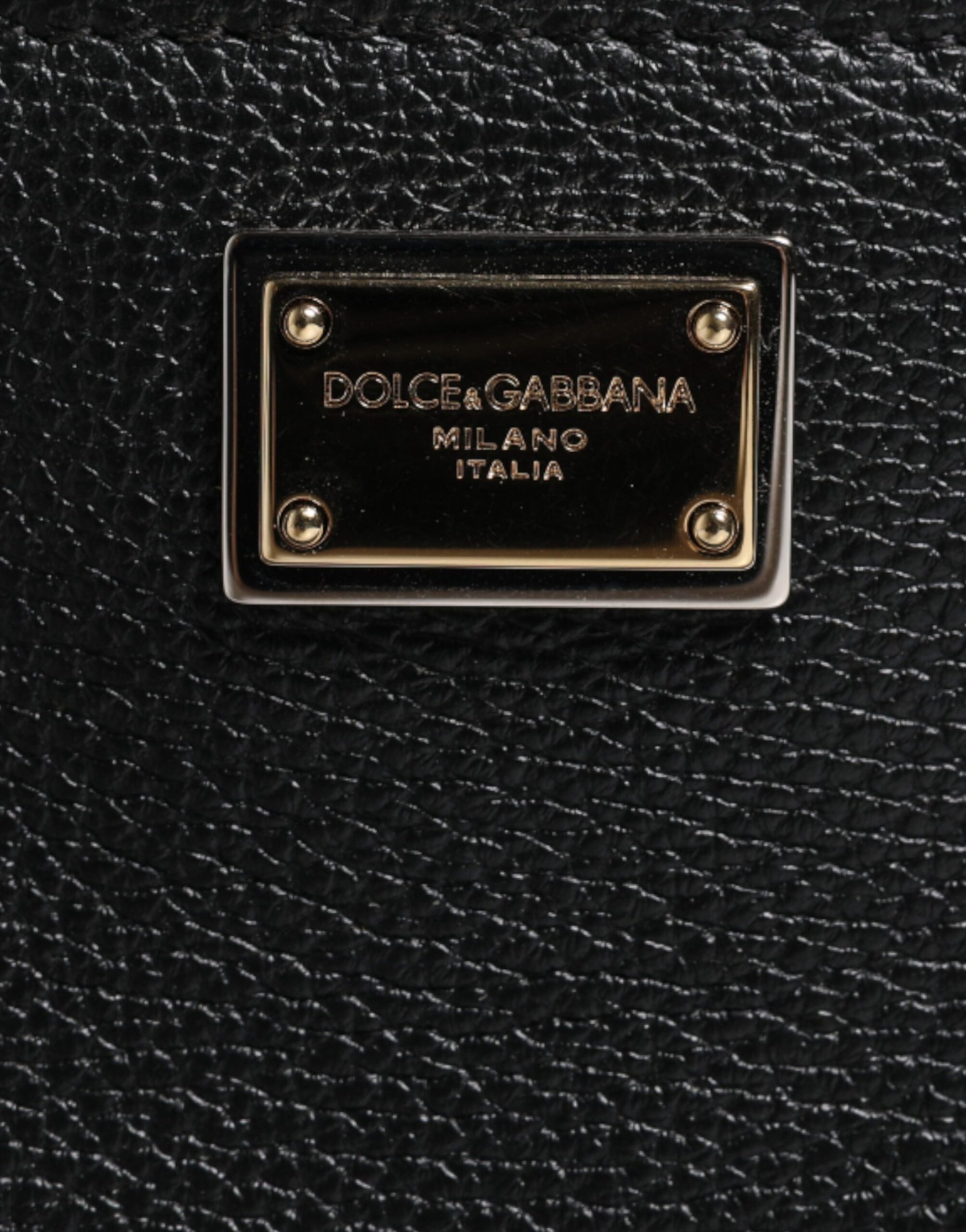 Τσαντάκι Dolce & Gabbana μαύρο δερμάτινο με ανάγλυφη πλακέτα λογότυπου