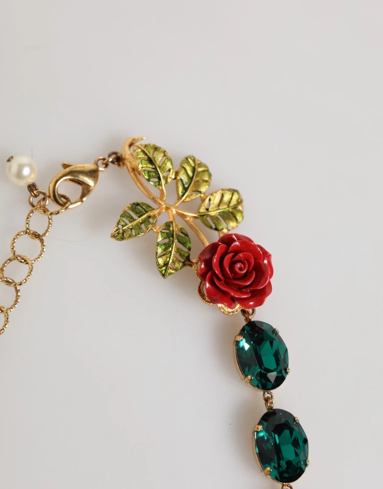 Κολιέ Dolce & Gabbana με κόκκινο τριαντάφυλλο, πράσινους κρυστάλλους και χρυσή αλυσίδα